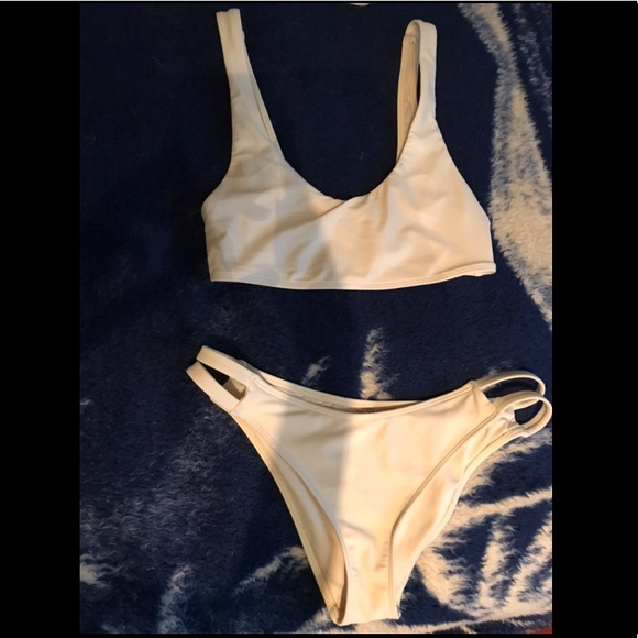 Yellow bikini - Picture 1 of 3